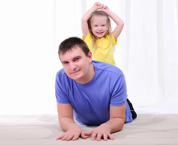 Молодий батько розважається з дочкою — стокове фото