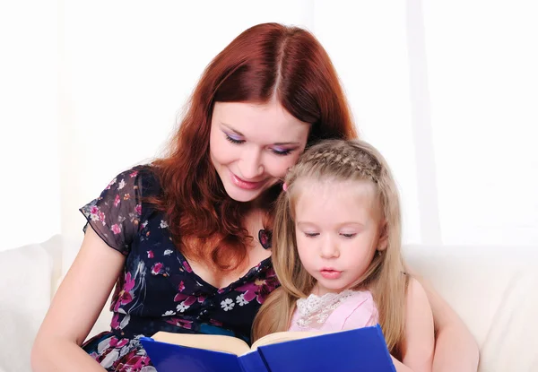 어린 소녀와 그녀의 어머니는 책을 읽고 — 스톡 사진