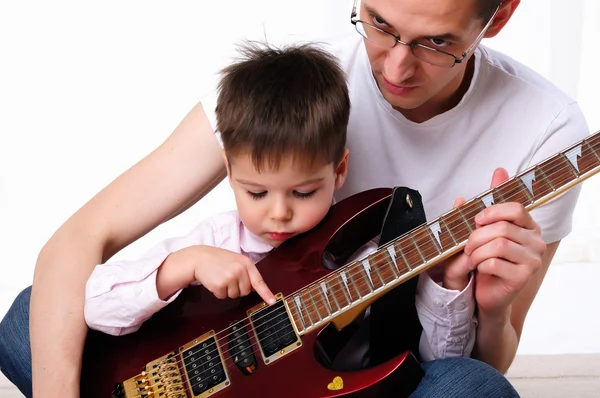 Mladý otec učí svého mladého syna — Stock fotografie