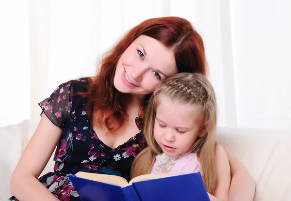 Menina e sua mãe leram um livro — Fotografia de Stock