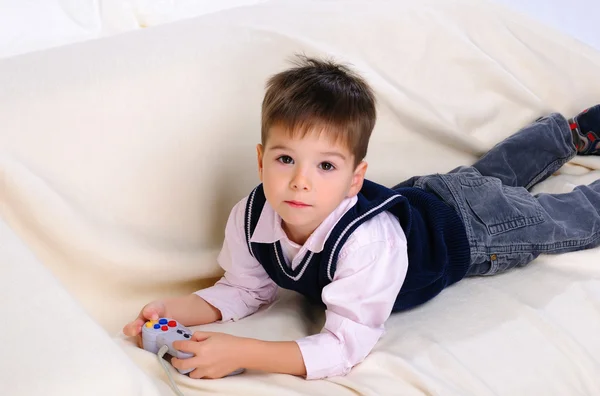 Kleiner Junge spielt Videospiele — Stockfoto