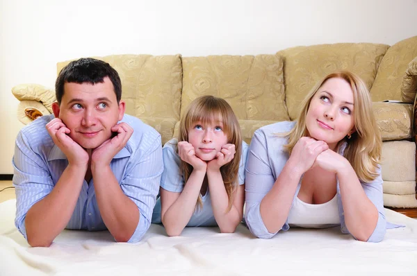 Moeder, vader en hun twee dochters — Stockfoto