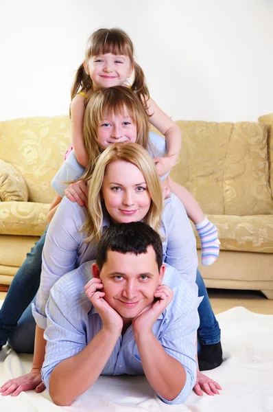 Mamãe, papai e suas duas filhas — Fotografia de Stock