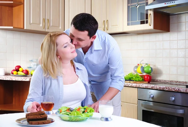 Frau und Mann frühstücken — Stockfoto
