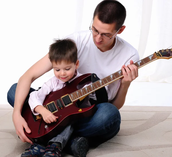 Młody ojciec uczy syna młodych — Zdjęcie stockowe