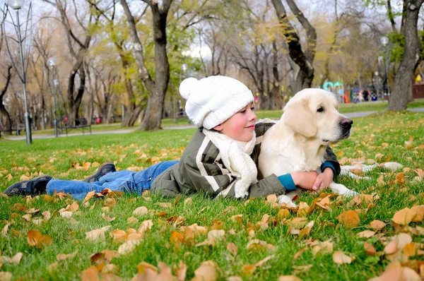 Junge spielt im Herbstpark — Stockfoto