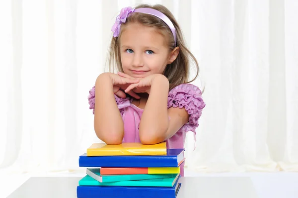 Kleines Mädchen studiert Literatur — Stockfoto