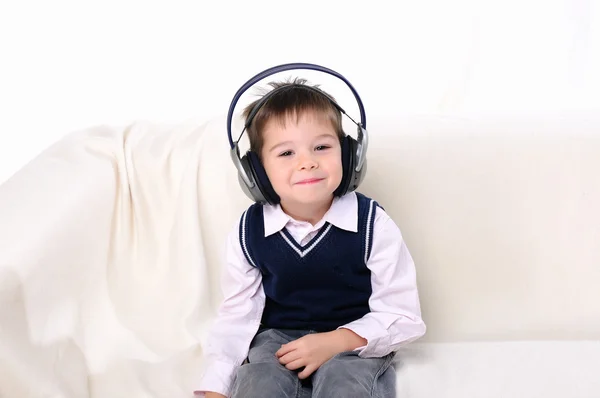 Pequeño niño disfruta de la música — Foto de Stock
