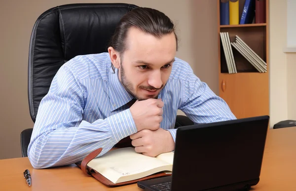 Mladý obchodní muž pracuje v kanceláři — Stock fotografie