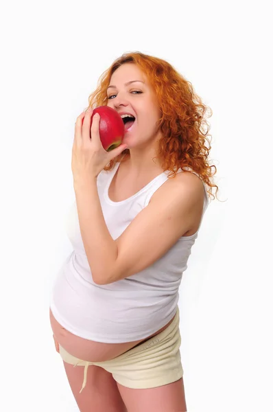 Молодая рыжая беременная мама — стоковое фото