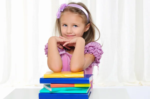 Маленька дівчинка вивчає літературу — стокове фото