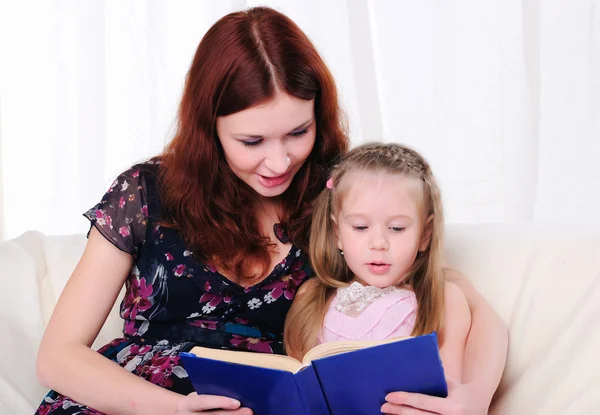 Κοριτσάκι και η μητέρα της να διαβάσετε ένα βιβλίο — Φωτογραφία Αρχείου