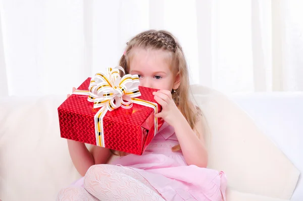 Little girl give a holiday gift — Stock Photo, Image