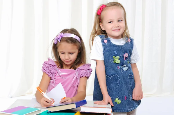 Små flickor studerar litteratur — Stockfoto