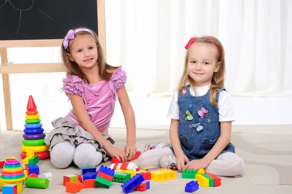 Duas meninas brincam — Fotografia de Stock