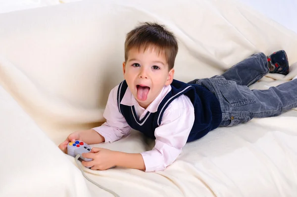 Kisfiú videojátékozik — Stock Fotó