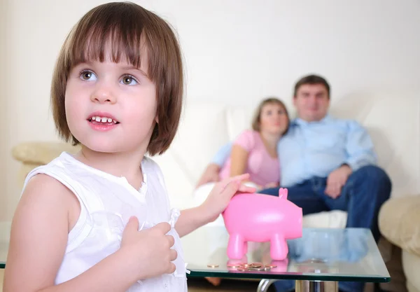 Küçük kızın parasını gizler — Stok fotoğraf