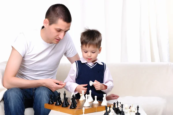 Táta a syn hraje šachy — Stock fotografie