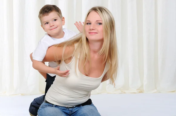 Young mother and son — Stockfoto