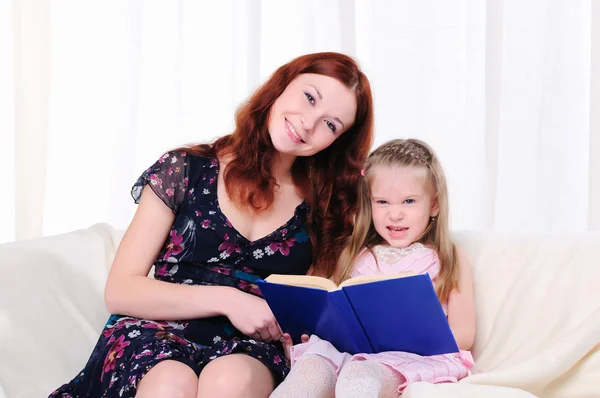 Kleines Mädchen und ihre Mutter lesen ein Buch — Stockfoto