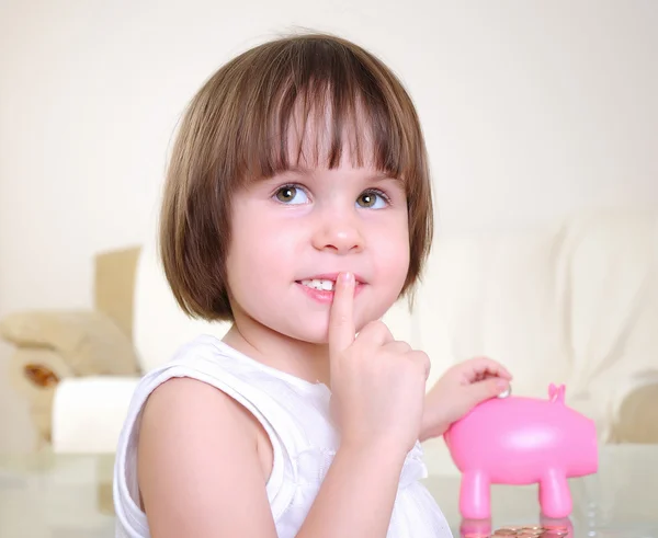 Klein meisje verbergt haar geld — Stockfoto