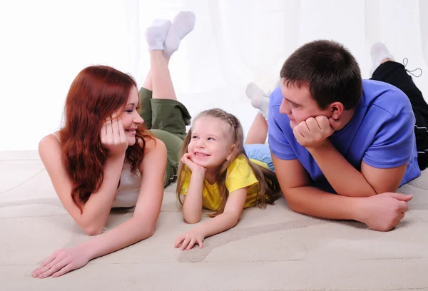 Anya, egy fiatal apa, és a fiatal lánya — Stock Fotó