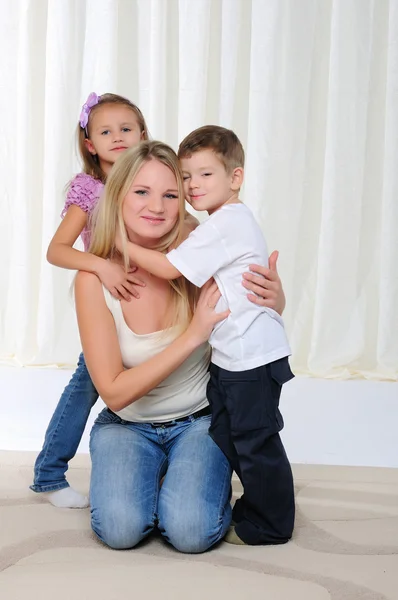 Mladá maminka, její dcera a syn — Stock fotografie
