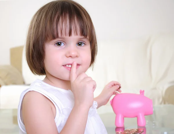 Маленька дівчинка ховає свої гроші — стокове фото
