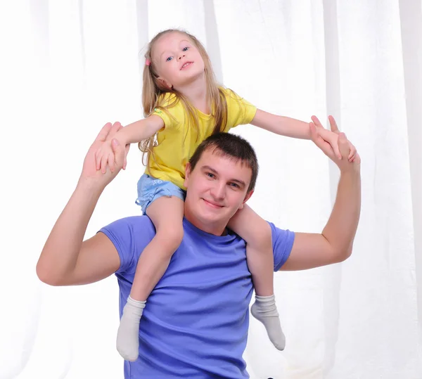 Junger Vater hat Spaß mit seiner Tochter — Stockfoto