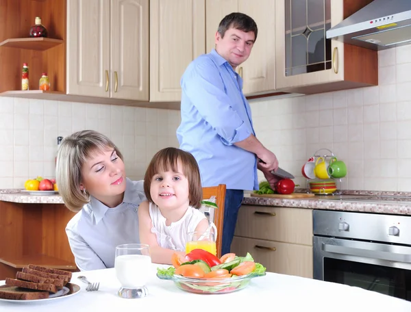 家族は、台所で朝食を持ってください。 — ストック写真