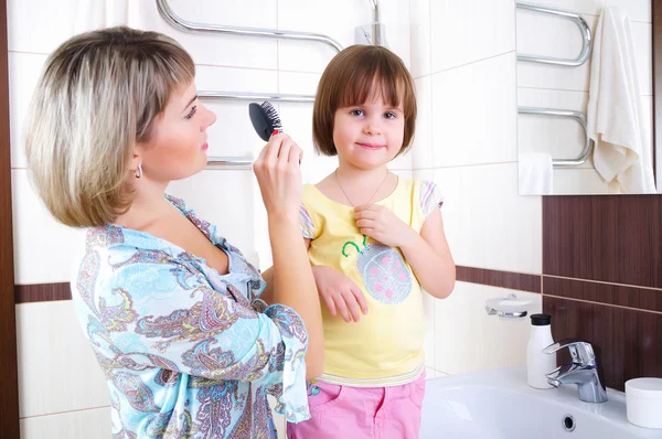 Mom combing hair — Φωτογραφία Αρχείου
