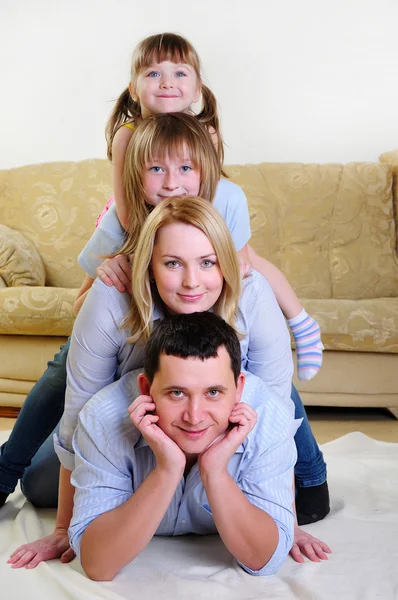 Moeder, vader en hun twee dochters — Stockfoto