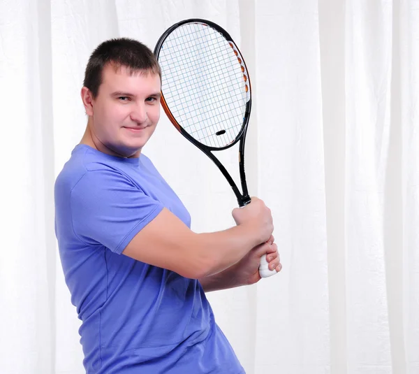 Tenis raketi ile genç adam