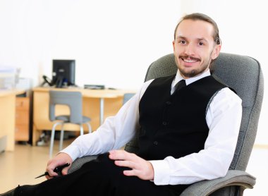 ofisinde bir adam iş