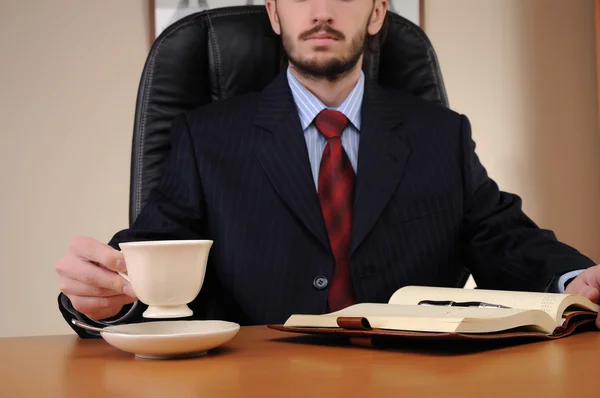 Jovem homem de negócios trabalhando em um escritório — Fotografia de Stock
