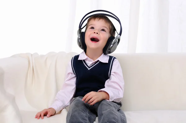 Anak kecil menikmati musik — Stok Foto
