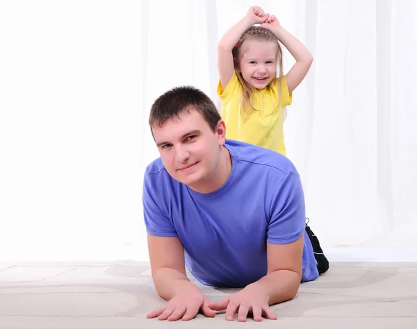 Mladý otec má zábavu s jeho dcerou — Stock fotografie