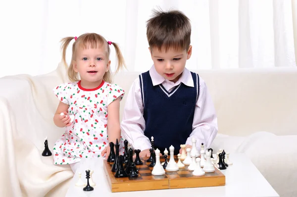 Брат и сестра играют в шахматы — стоковое фото