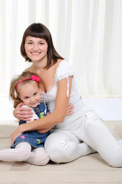 Giovane madre e la sua giovane figlia — Foto Stock
