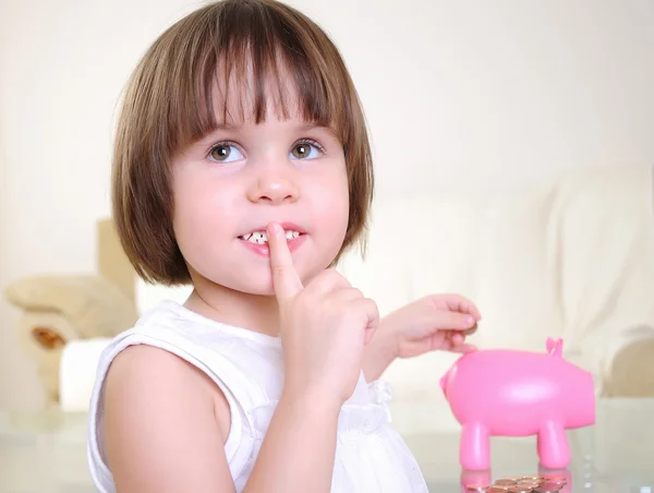Kleines Mädchen versteckt ihr Geld — Stockfoto