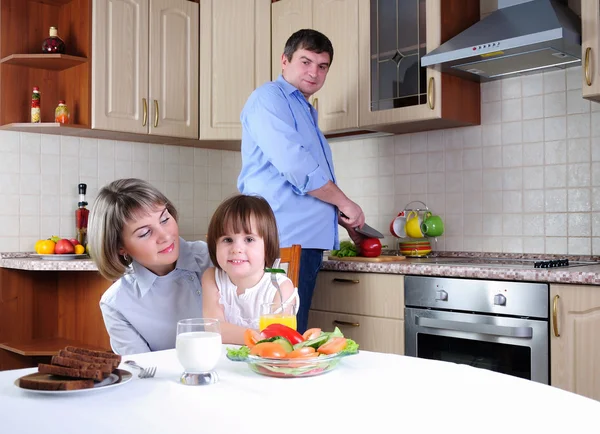 Familie frühstückt in der Küche — Stockfoto