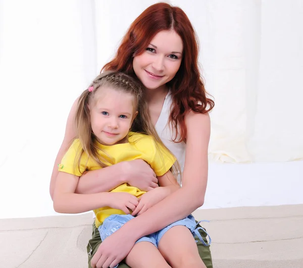 젊은 엄마와 딸 — 스톡 사진