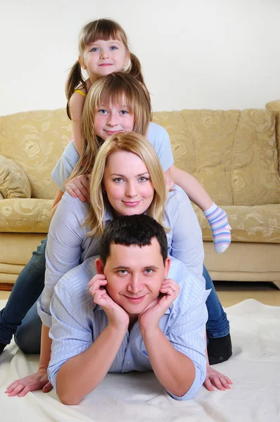 Mamma, pappa och deras två döttrar — Stockfoto