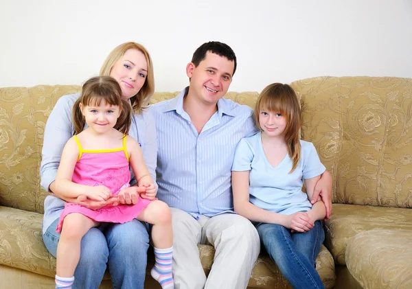 Mamá, papá y sus dos hijas —  Fotos de Stock