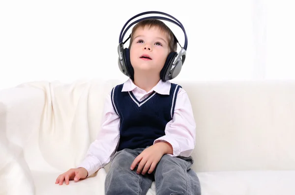 Anak kecil menikmati musik — Stok Foto