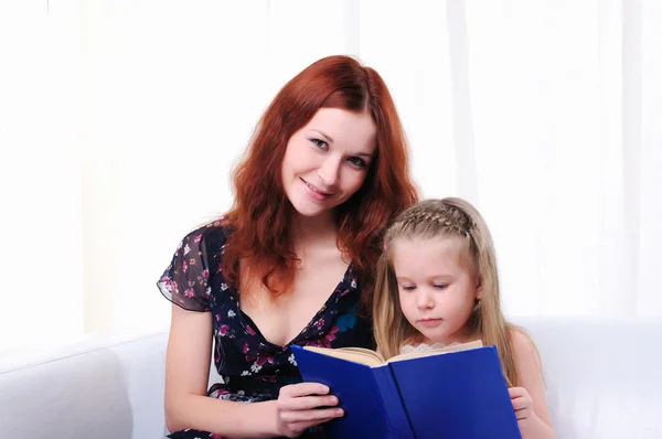 小女孩和她的母亲读一本书 — 图库照片