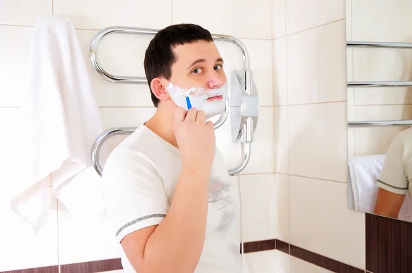 Jovem barbeando em seu banheiro — Fotografia de Stock