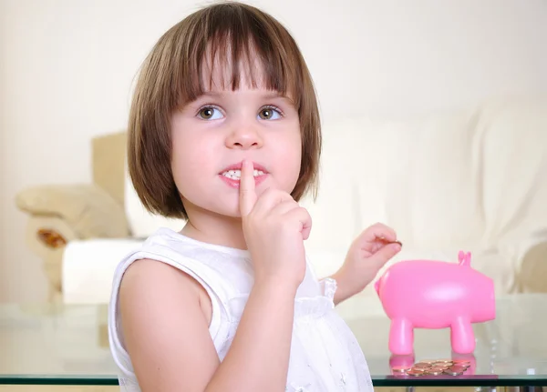 Klein meisje verbergt haar geld — Stockfoto
