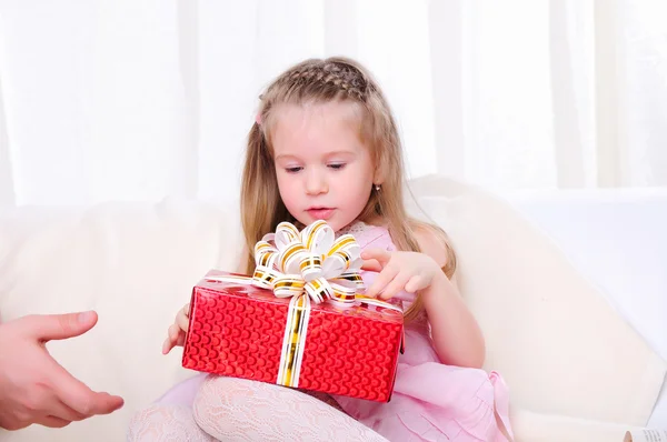 Маленька дівчинка дарує подарунок на свято — стокове фото