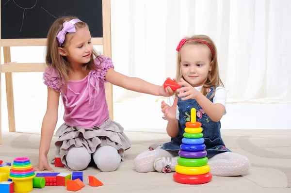 Dos niñas juegan —  Fotos de Stock